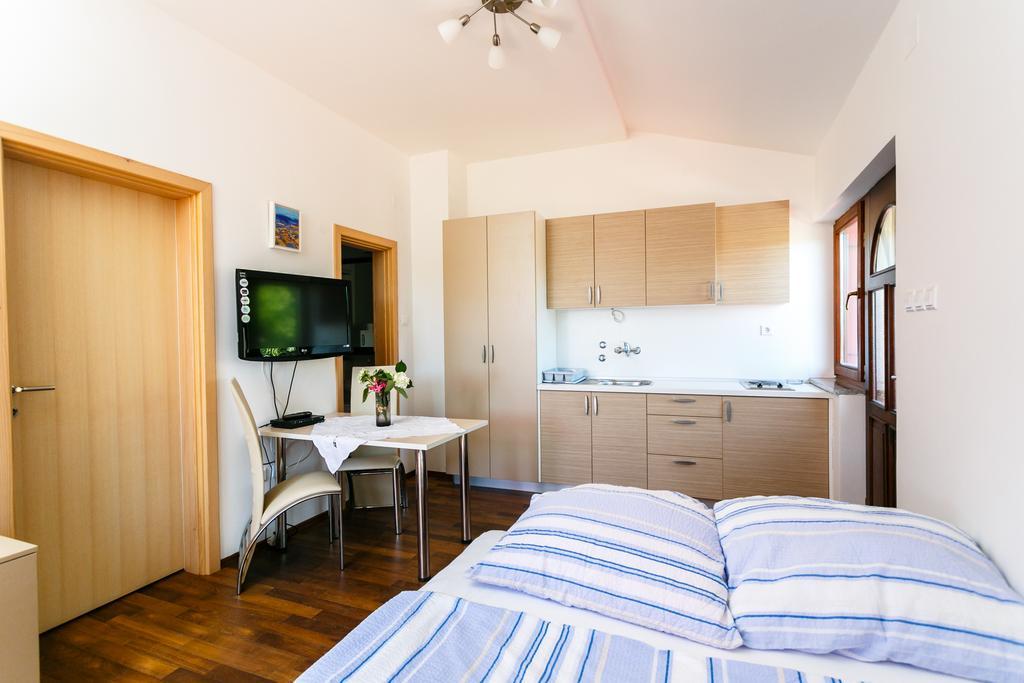 Apartments Josip Pinezići Szoba fotó
