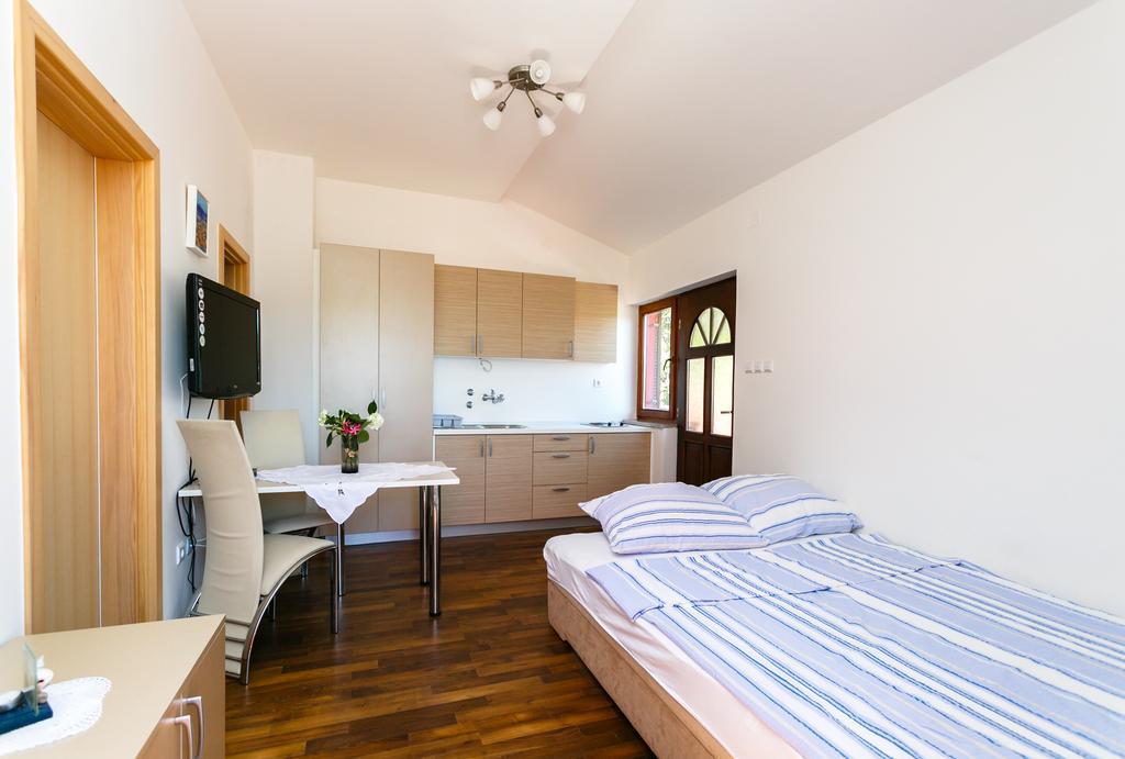Apartments Josip Pinezići Szoba fotó